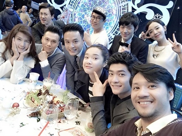 Đạo diễn Khải Anh (ngoài cùng bên phải) chụp ảnh cùng dàn diễn viên Tuổi thanh xuân.