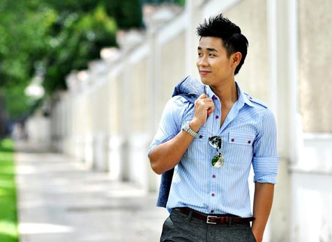 Vẻ điển trai của MC Nguyên Khang.