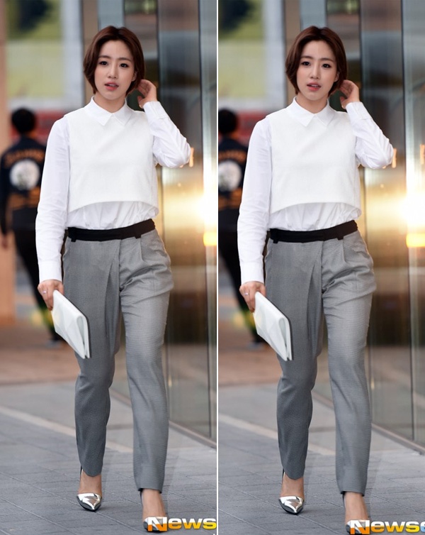 Quần tây không hề bị nhàm chán nếu bạn mix cùng một chiếc áo sơ mi trắng,  áo crop top lạ lẫm như của Eun Jung.