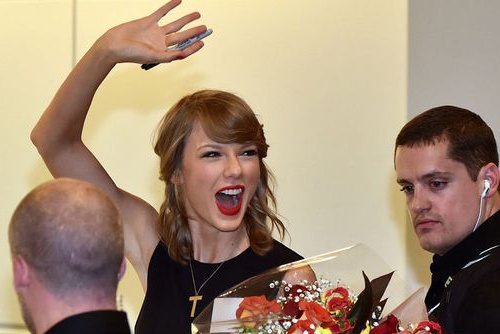 Taylor Swift lam cham 2 chuyen bay tai Nhat hinh anh