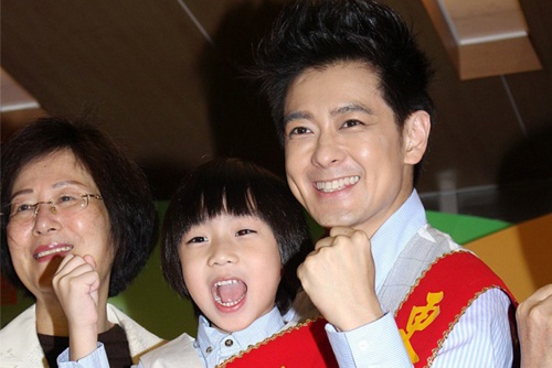 Lam Chi Dinh up mo du dinh sap co em be hinh anh