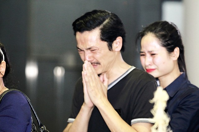 NSƯT Trung Anh nghẹn ngào bên linh cữu của người anh mà anh hết mực kính trọng.