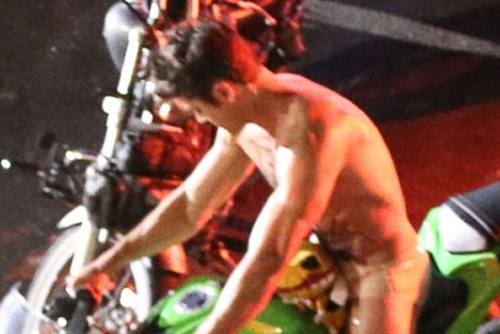 Zac Efron gay chu y voi loat anh mac quan lot cuoi motor hinh anh