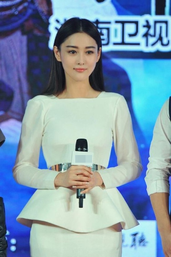 Váy gam màu trắng được đánh giá rất hợp với vẻ đẹp tinh khôi của Trương Hinh Dư.  Dù với thiết kế nào, cô cũng xinh xắn, dịu dàng như tiểu thư.