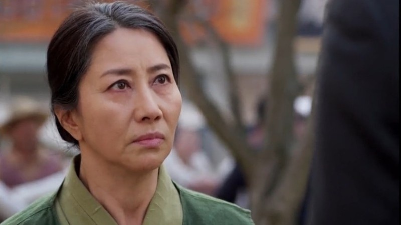 Han Sii (Song Ok Sook) của Bridal Mask hy sinh cả tiền của và mạng sống để bảo vệ bí mật của con trai.