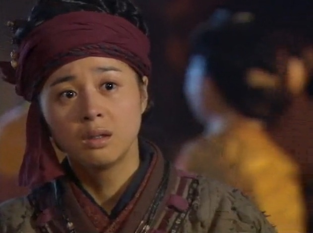 So Hwa (Seo Young Hee) của The Great Queen Seondeok là mẹ nuôi của công chúa Deokman. Tuy nhiên, bà hy sinh cả đời, gánh chịu nỗi đau chỉ để bảo vệ cho an nguy của con gái.