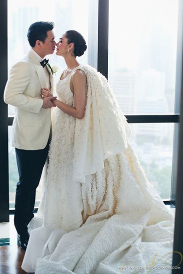 Chiếc váy đầu tiên là một thiết kế riêng của Giambattista Valli.