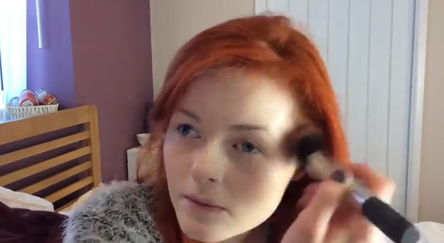 Tai trang diem bat ngo cua co gai khiem thi Lucy Edwards hinh anh