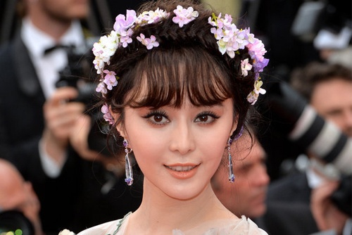 Pham Bang Bang dien vay trong suot dinh hoa tai Cannes hinh anh