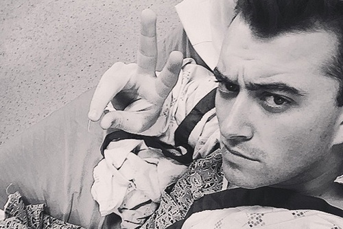 Ca si Sam Smith bi cam khau trong 3 tuan hinh anh