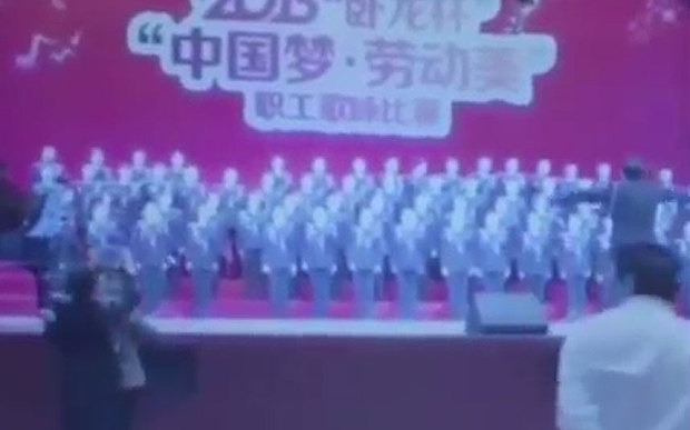 Dan nhac gan 80 nguoi bi roi vi sap san khau hinh anh