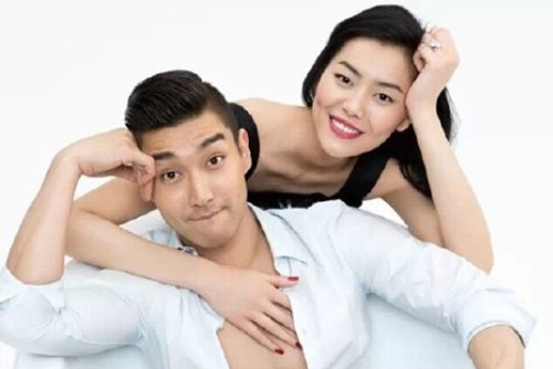 Choi Siwon (SuJu) tinh tu ben sieu mau Victoria's Secret hinh anh