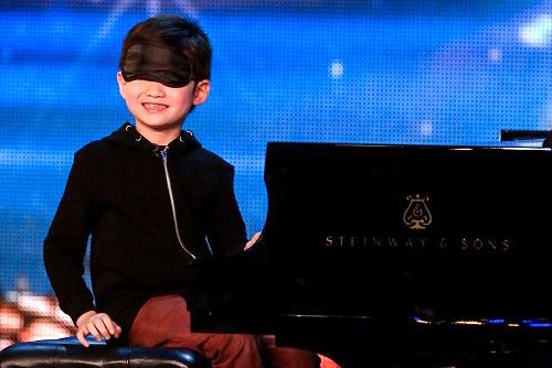 Be 7 tuoi bit mat choi dan gay an tuong Britain's Got Talent hinh anh