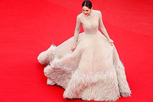 My nhan Thai Lan dien dam cuoi tren tham do Cannes hinh anh