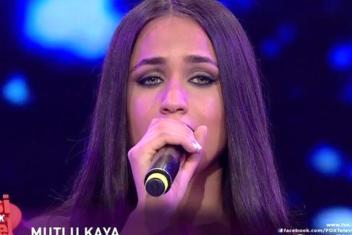 Co gai Tho Nhi Ky 19 tuoi bi ban vi hat tren truyen hinh hinh anh