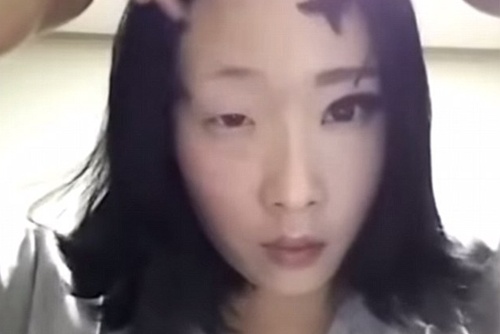 Co gai Han gay soc voi guong mat bien doi sau khi trang diem hinh anh