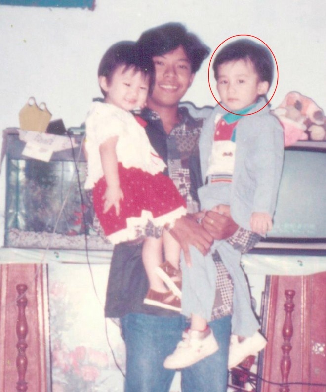 Chí Thiện (sinh ngày 5–4–1988) với bố và em dịp Tết năm 1990.