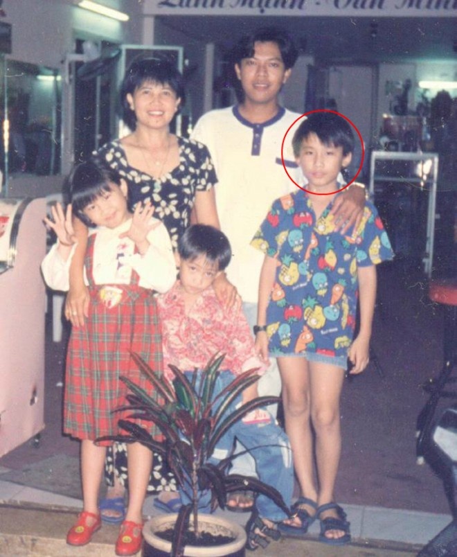 Mẹ và bốn anh em chụp trước hiên nhà, năm Thiện 7 tuổi. Nhà bán quán nhậu nên Thiện đã biết phụ mẹ những việc vặt.