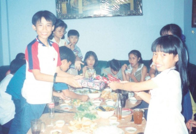 Bố mẹ cho Thiện mời đông đủ bạn bè vào dịp sinh nhật năm 13 tuổi. Thời cấp hai, Thiện rất mê trò chơi điện tử nhưng gần hết cấp ba thì anh chàng bớt nghiện.