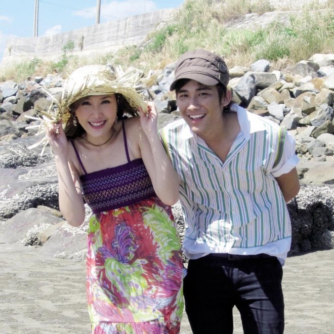 Cùng Bảo Thy chụp ảnh kỷ niệm khi đóng phim Công chúa teen và ngũ hổ tướng tại Vũng Tàu (năm 2010).