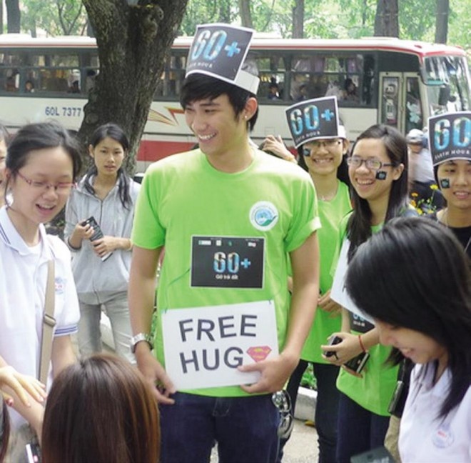 Giáng Sinh năm 2010, Chí Thiện tham gia hưởng ứng phong trào Free Hugs – ôm trọn trái tim cùng các bạn trẻ tại khu công viên gần nhà thờ Đức Bà, TP. HCM.
