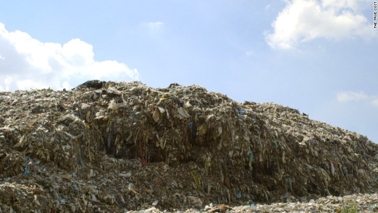 Núi rác thải hàng may mặc ở Dhaka, Bangladesh