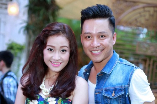 MC xinh dep va giot nuoc mat uat uc vi Tuan Hung hinh anh