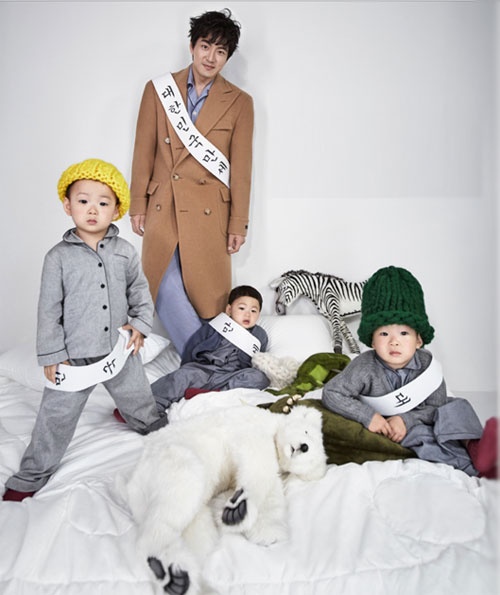 Sao nhí hot nhất màn ảnh Hàn vào thời điểm này có lẽ chính là dàn con sinh ba đáng yêu của Song Il Gook - Dae Han, Min Guk và Man Se. 3 cậu bé chào đời ngày 16/3/2012 - đúng sau 4 năm ngày cưới của bố mẹ. Nét đáng yêu, tinh nghịch của những cậu nhóc 3 tuổi cộng với việc sinh ba, Dae Han, Min Guk, Man Se hoàn toàn chinh phục khán giả của chương trình truyền hình thực tế Superman is Back.