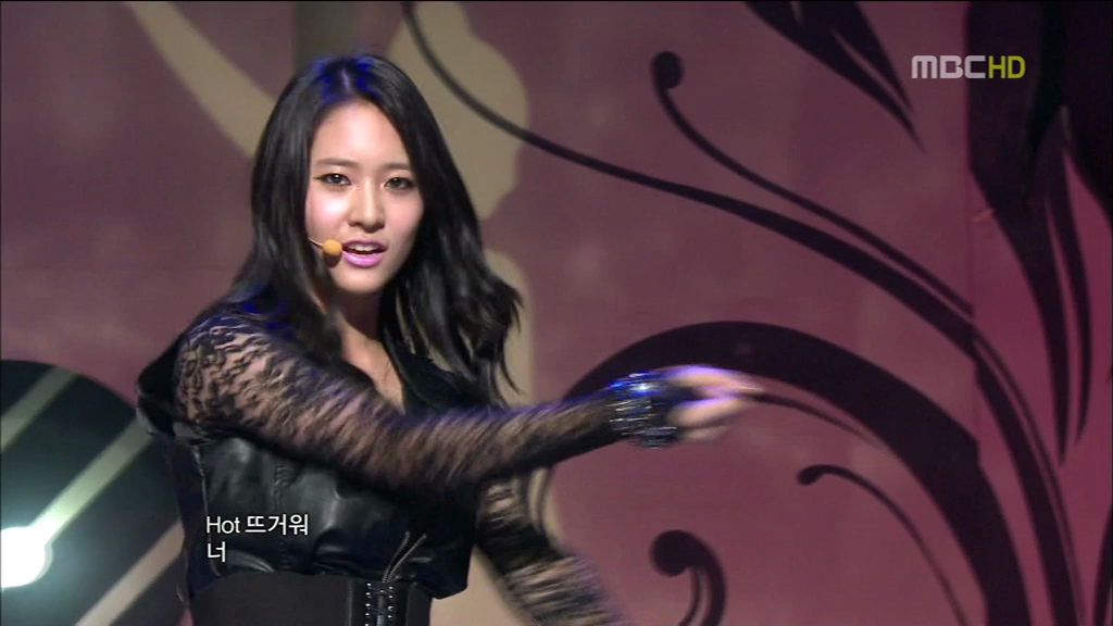 Krystal ngat trong phan trinh dien Mr. Boogie hinh anh