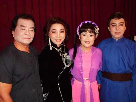 NS Thanh Tú, NSND Bạch Tuyết, NS Phượng Liên và NSƯT Thanh Sang tại rạp Hưng Đạo năm 2008