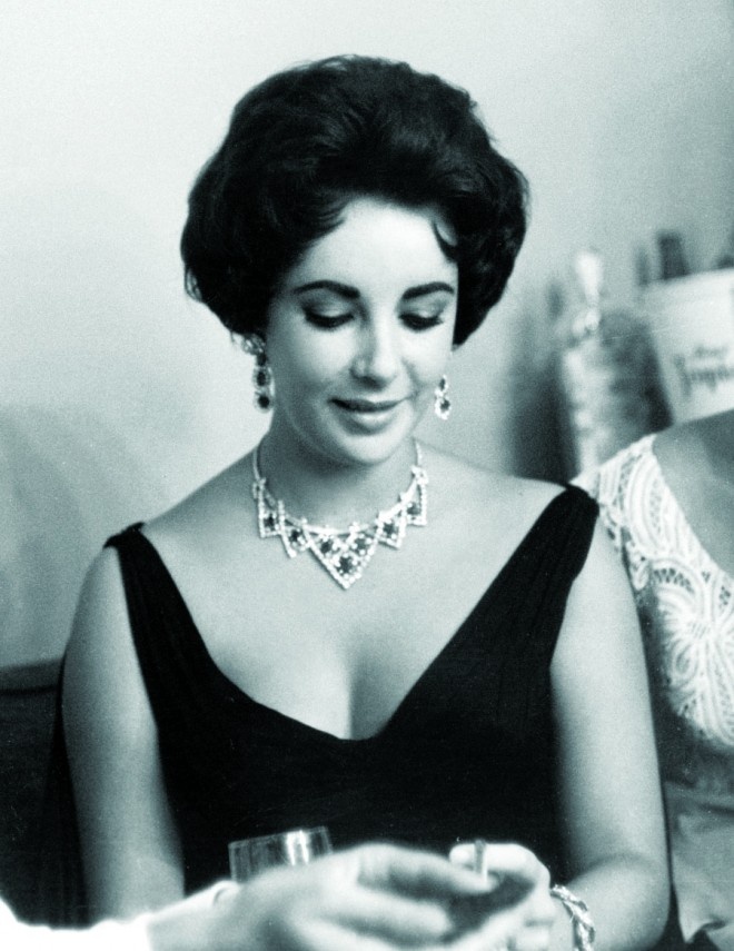 Elizabeth Taylor quyến rũ với trang sức Cartier.