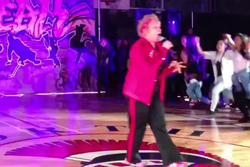 Clip co giao 60 tuoi nhay hip-hop gay sot hinh anh