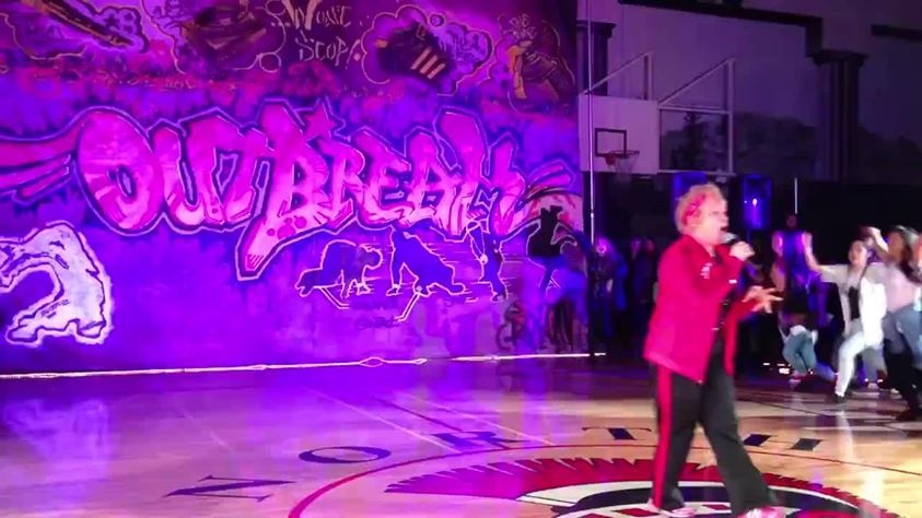 Co giao 60 tuoi nhay hip-hop gay sot hinh anh