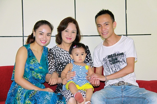 Hoàng Cúc bên con trai và con dâu, cháu trai
