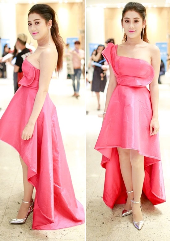 Lâm Chi Khanh là một trong những ngôi sao Việt rất chăm chỉ khoe ngực. Với chiếc váy mullet quây ngực gam màu hồng này,