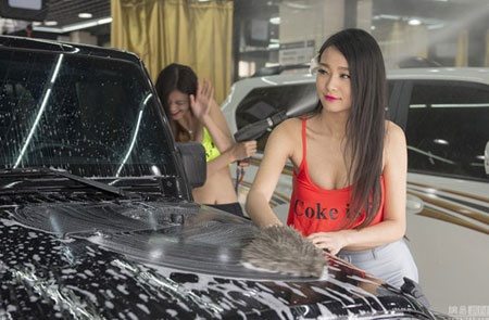 Dàn chân dài rửa xe ở Ô Lỗ Mộc Tề, Tân Cương, Trung Quốc