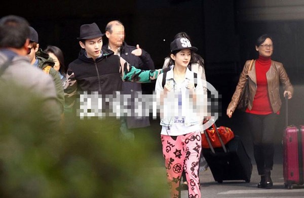 Phóng viên từng chụp được một số khoảnh khắc vui vẻ và thân thiết giữa Trần Hiểu  và Triệu Lệ Dĩnh. Một số nguồn tin cho hay, Triệu Lệ Dĩnh và Trần Hiểu quả thật có  thời gian yêu nhau. Tuy nhiên, do một số khác biệt trong tính cách, hai người  đã chia tay vào tháng 9/2014.