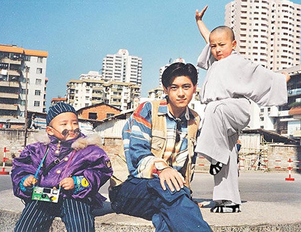 Thích Tiểu Long (phải) cùng Lâm Chí Dĩnh trong Tiếu Lâm tiểu tử.