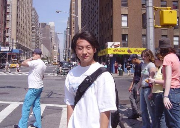 Năm 2003 Thích Tiểu Long sang Mỹ du học