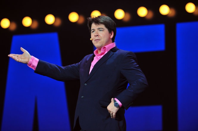 Nghệ sĩ hài độc thoại Anh Michael McIntyre biểu diễn trên sân khấu - Ảnh: Telegraph