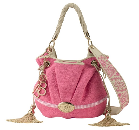 Chiếc túi được làm từ vải tuýt và chất liệu giả da vì Brigitte Bardot phản đối việc sử dụng da và lông vũ.