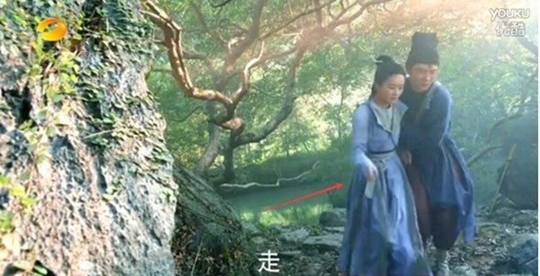 Trong một phân cảnh khác ở tập 3, khi Hoa Thiên Cốt đi cùng Đông Phương Úc Khanh.  Ban đầu, tay của Hoa Thiên Cốt không hề có kiếm.