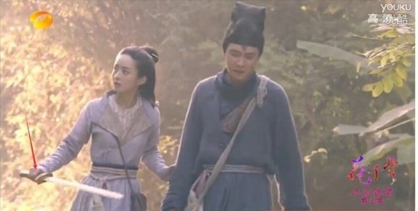 Thế nhưng chỉ lát sau, thanh kiếm lại xuất hiện trên tay cô nàng.