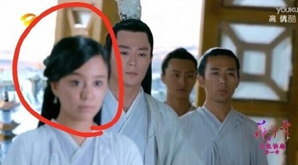 Cùng là một diễn viên nhưng lại xuất hiện với thân phận khác nhau. Ban đầu, cô là  đệ tử Trường Lưu, có tham gia lễ nhận chức trưởng môn của Bạch Tử Họa.