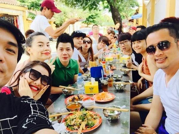  Hà Hồ đi ăn ngoài vỉa hè khi tới Hội An.