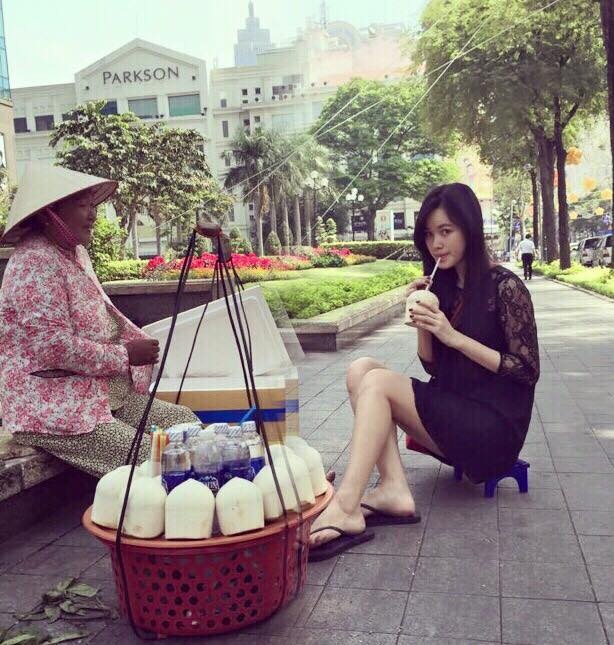 Tuyết Lan uống nước dừa ở gánh hàng rong.