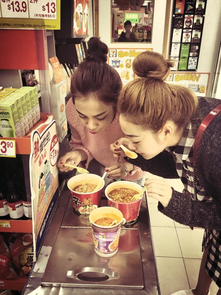 Minh Hằng ăn mì ngoài đường khi đi du lịch.