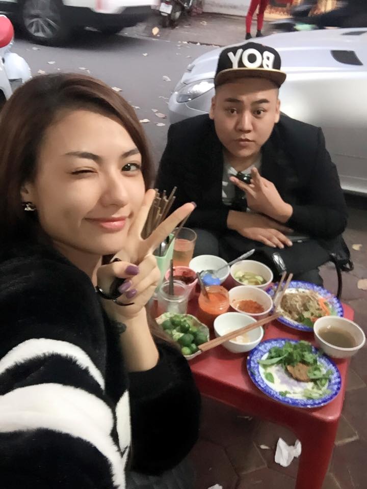 Hồng Quế thích thú với những món ăn vặt ngoài vỉa hè Hà Nội.