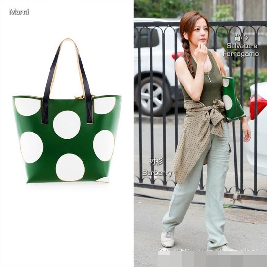 Set đồ với áo ba lỗ Salvatore Ferragamo kết hợp túi Marni và áo sơ mi buộc eo hiệu Burberry.