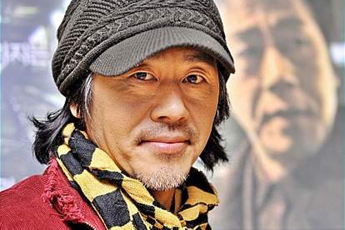 Nam dien vien Han tu tu trong xe hoi hinh anh